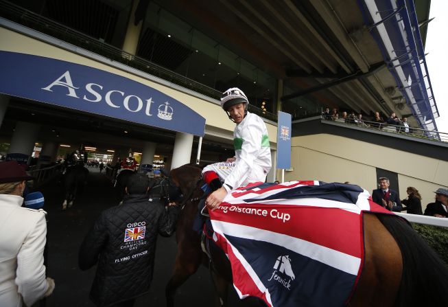 Dettori and Flying Officer return to the winners' enclosure after victory at Ascot in October 2015.