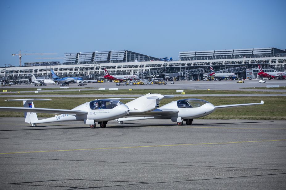 The 4-seater aircraft was developed by aircraft maker Pipistrel, fuel cell specialist Hydrogenics, the University of Ulm and the German Aerospace Center DLR.