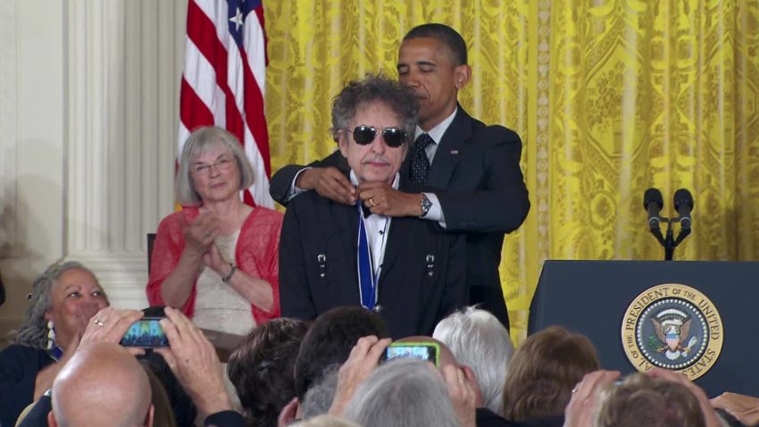 obama presents bob dylan medal of freedom _00011915.jpg