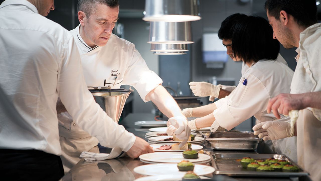 The TOM café: Keeping visitors happy with sustainable and healthy plates. 