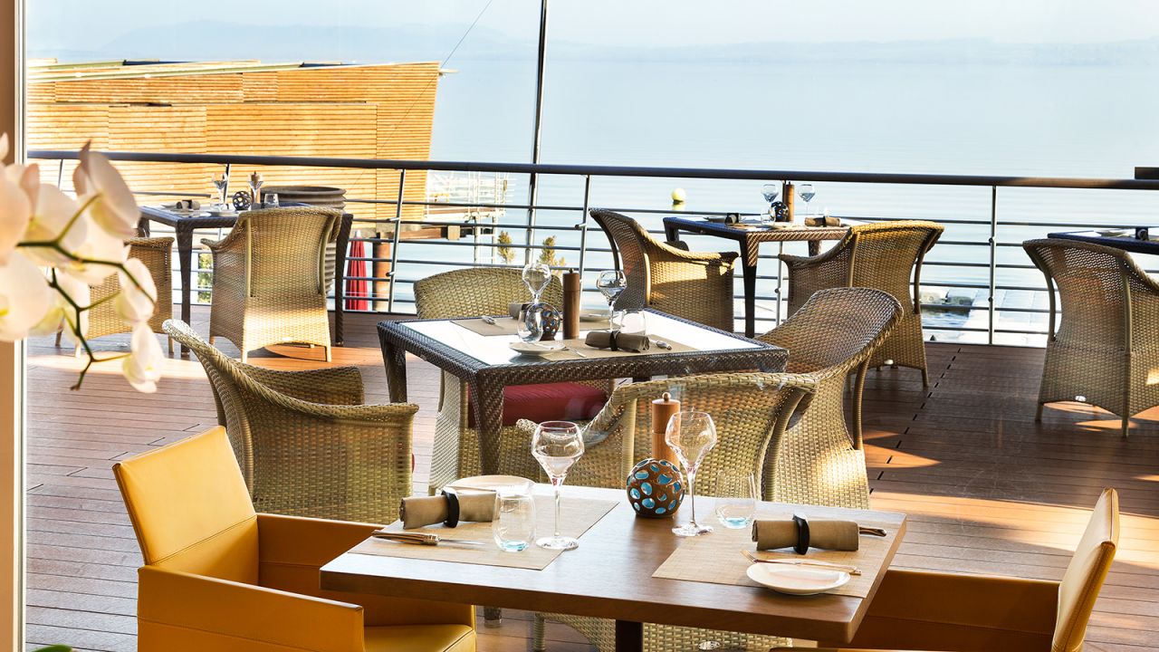 La Table de Palafitte: Waterside dining.