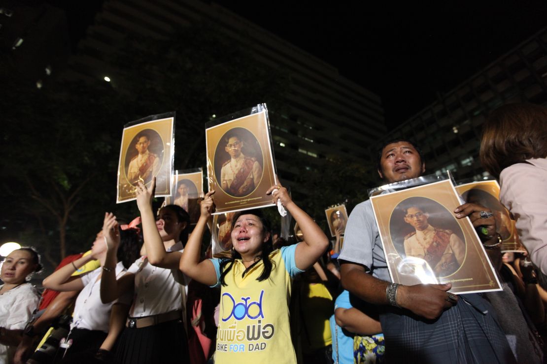 Many mourners wore the king's color, yellow, based on the day of the week he was born.