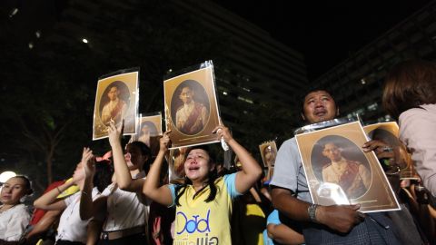 Many mourners wore the king's color, yellow, based on the day of the week he was born.