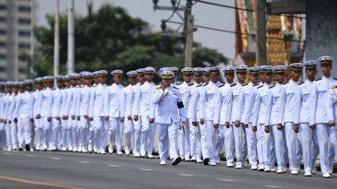 Thai army personel line up a street ahead of a procession for Thailand's King Bhumibol Adulyadej from Siriraj Hospital to the royal palace in Bangkok on October 14, 2016. 
