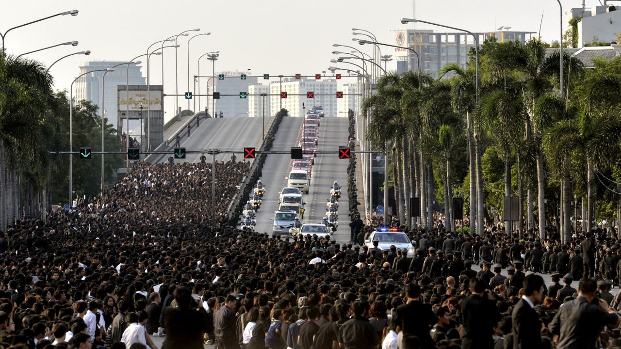 A motorcade carries the body of Thai King Bhumibol Adulyadej's to his palace in Bangkok on October 14, 2016.