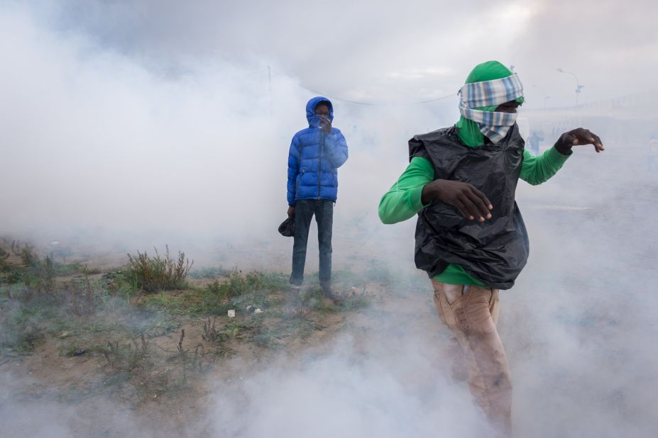 Refugees in Calais claimed their rights to pass to Great Britain but were pushed back by tear gas and flash grenades on Saturday, October 1. 