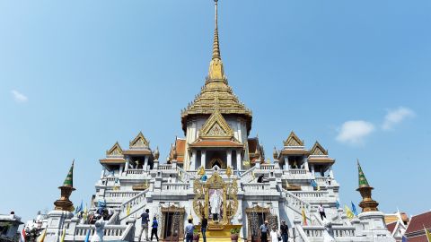 This picture taken on March 14, 2016 shows tourists visiting the Traimitr Withayaram Woraviharn Temple in Bangkok.
Leicester City's inexorable climb up the Premier League has left many pundits scratching their heads wondering what the key to their success is. But Thai Buddhist monk Phra Prommangkalachan knows at least one of those secrets: good karma. For the last three years, he and some half a dozen fellow monks have been making regular trips to the Thai-owned club to bless the pitch and hand out lucky talismans to players. / AFP / CHRISTOPHE ARCHAMBAULT        (Photo credit should read CHRISTOPHE ARCHAMBAULT/AFP/Getty Images)