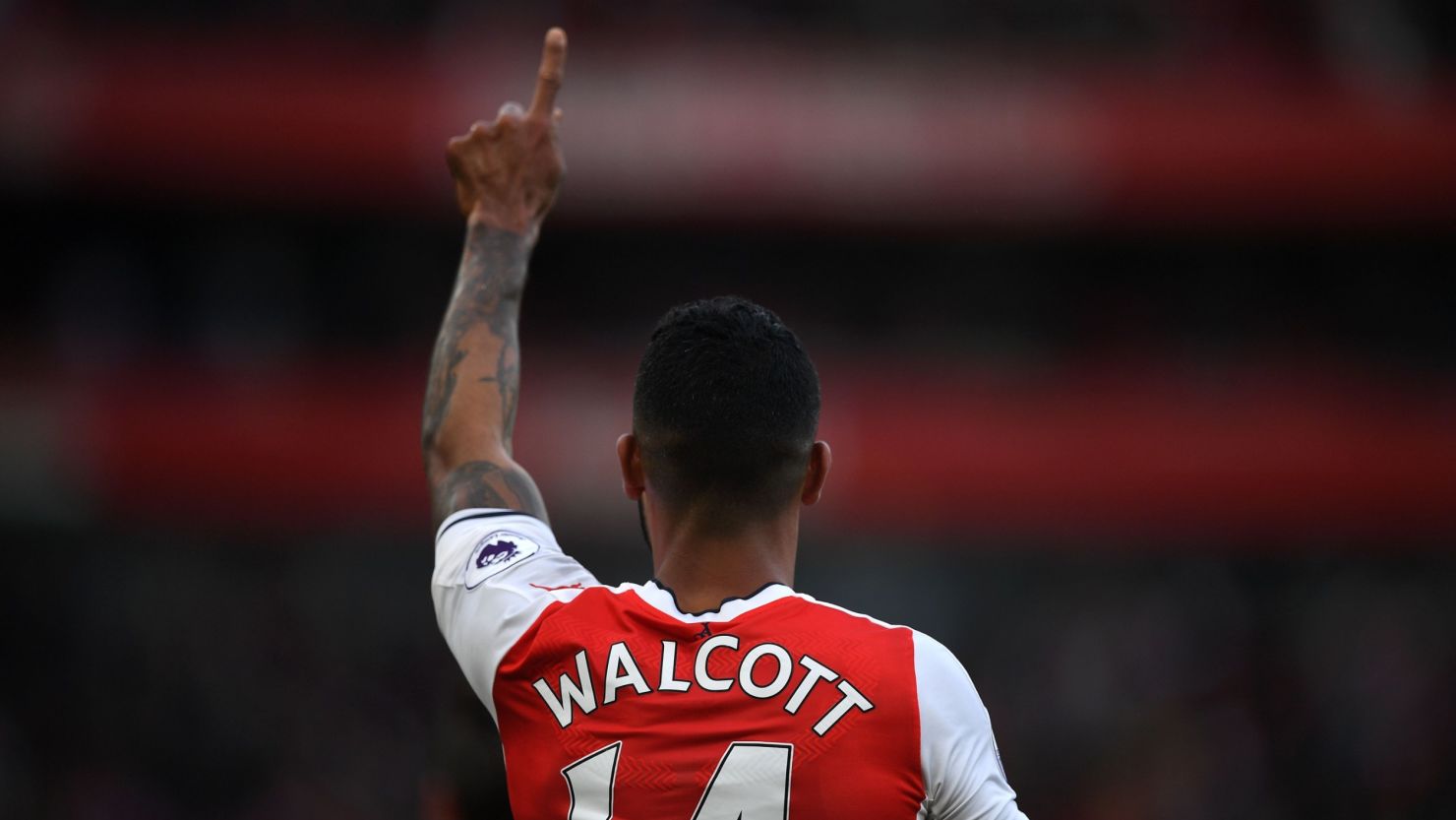 Theo Walcott scored two as Arsenal went level on points with Manchester City at the top of the Premier League.