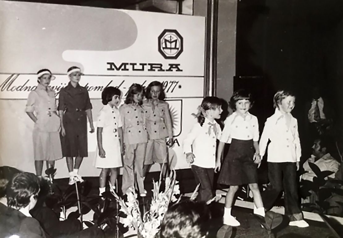 Melanija (second right) at a fashion review in 1977 at the textile factory where her mother used to work.
