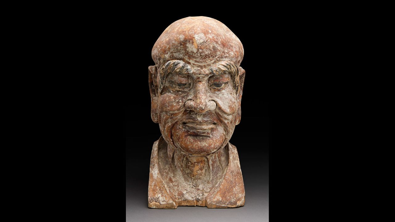 After studying the banknote and carving details, art specialists were able to estimate the sculpture's age, which dates back to China's Hongwu period in the 14th century.