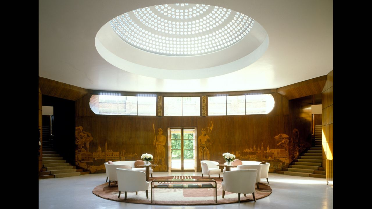 Swedish architect Rolf Engstromer designed <a href="http://www.english-heritage.org.uk/visit/places/eltham-palace-and-gardens/" target="_blank" target="_blank">Eltham Palace</a>'s supremely elegant art deco interiors, including the curved entrance hall with concrete dome skylight. The 1930s interiors contrast sharply with the palace's original medieval exterior and Great Hall. 
