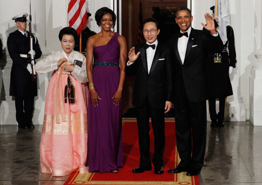 Republic of Korea first lady Kim Yoon-ok, US first lady Michele Obama, South Korean President Lee Myung-bak and US President Barack Obama at the White House before attending a state dinner on October 13, 2011.