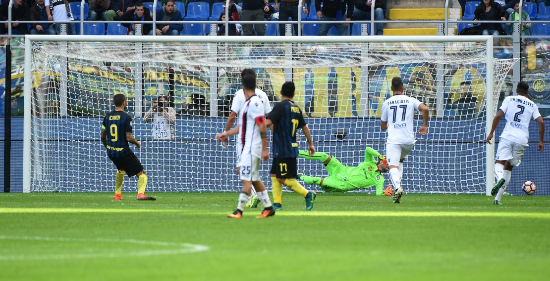 Icardi has had better Sundays ... the Argentine missed a penalty in Inter's 2-1 defeat by Cagliari.