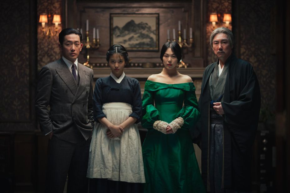 The plot revolves around handmaiden Sookee (Kim Tae-ri) and her mistress Lady Hideko (Kim Min-hee). Sookee, a young pickpocket, is sent to a country estate to secure the heiress' confidence, before pushing her towards marriage with a fellow swindler posing as a Japanese Count (Ha Jung-woo). All the while Uncle Kouzuki (Cho Jin-woong), a perverted old man, holds sway over his melancholy niece.