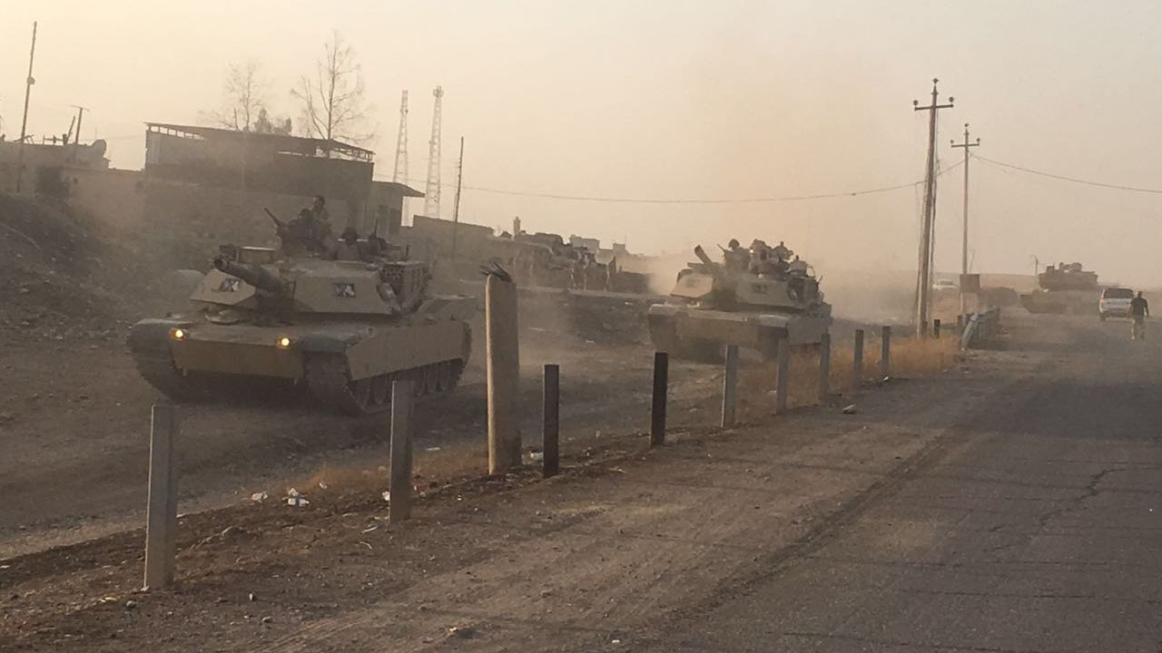 Tanks from the 9th Iraqi armored division advance on Mosul.