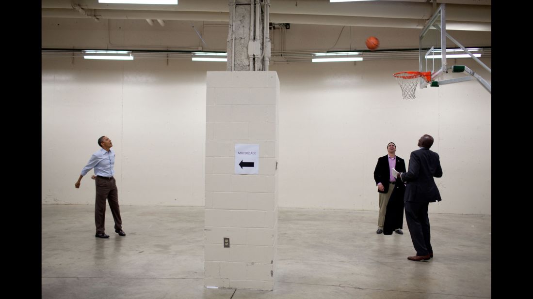 Obama shoots baskets before speaking at Cleveland State University on October 31, 2010.