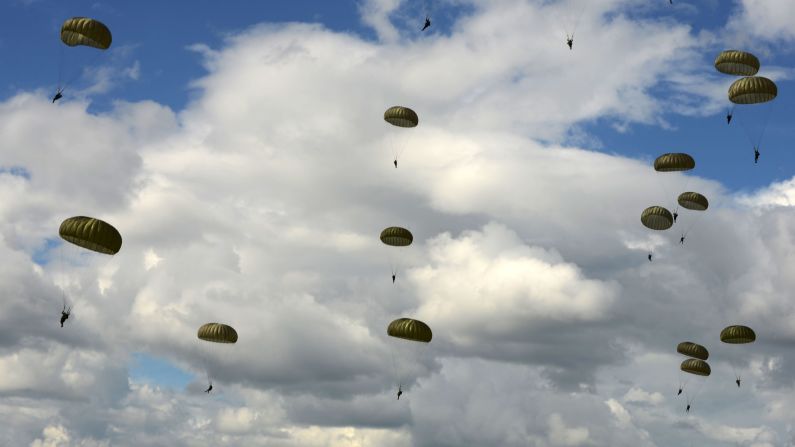 Honduran soldiers parachute during a training exercise in Tegucigalpa, Honduras, on Saturday, October 15.