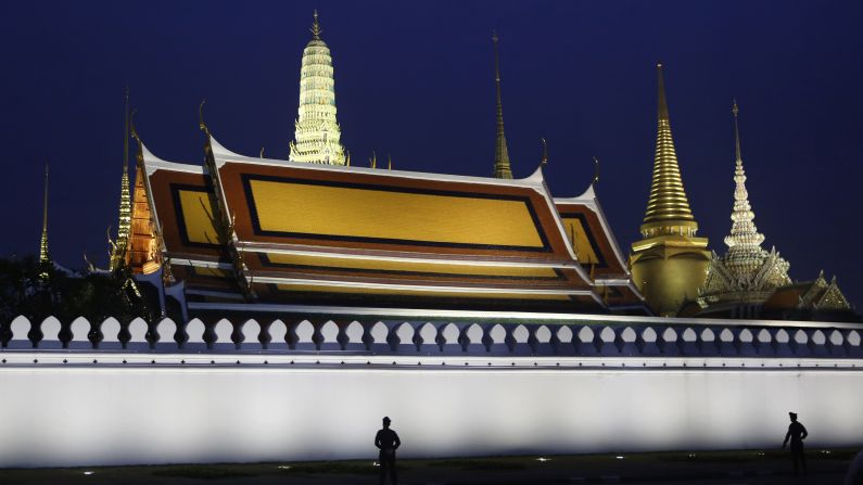 Police stand guard at the Grand Palace in Bangkok, Thailand, where the body of <a href="http://www.cnn.com/2016/10/12/asia/gallery/thai-king-bhumibol-adulyadej/index.html" target="_blank">King Bhumibol Adulyadej</a> was enshrined on Tuesday, October 18. The King's death was announced October 13. He was 88. <a href="http://www.cnn.com/2016/10/13/world/gallery/week-in-photos-1014/index.html" target="_blank">See last week in 34 photos</a>
