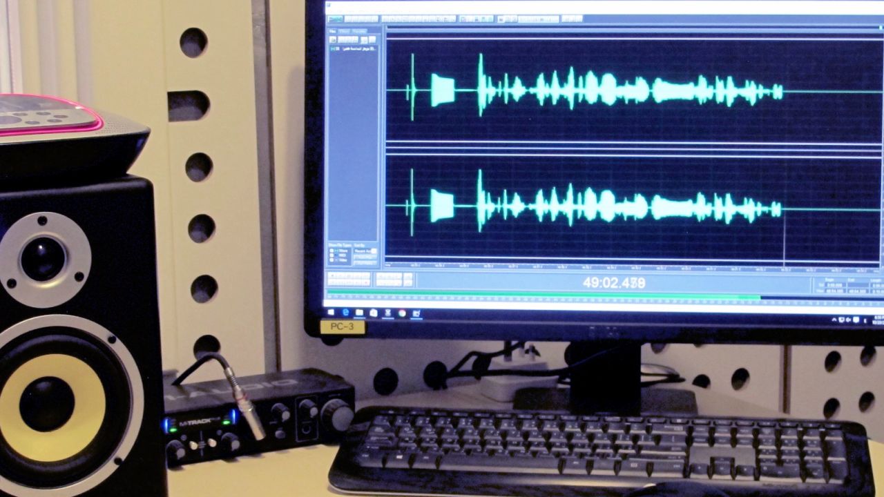 Callers from Mosul risk their lives to make their voices heard on Alghad, which means "better tomorrow."