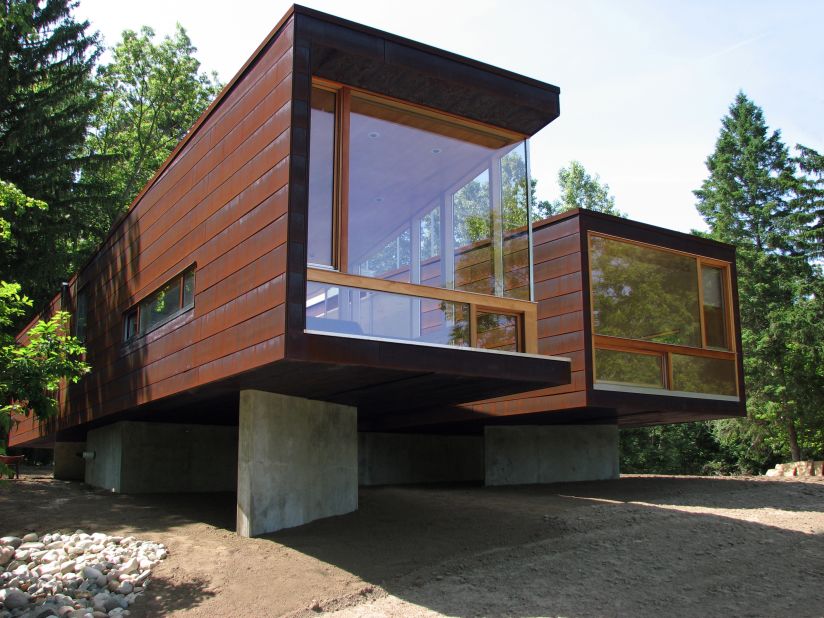 Designed by Garrison Architects as a boarding school guesthouse, Koby Cottage is a modular residence that takes the shape of an "X," with two modules connected by a glass crossing.