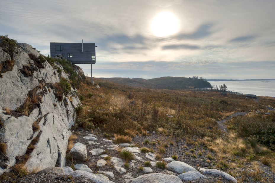 Hidden away in a 455-acre site in the raw terrain of Nova Scotia, Cliff House by MacKay-Lyons Sweetapple Architects looks precarious at first glance. The box-like home perches on a cliff to create the illusion that the home is floating over the sea.