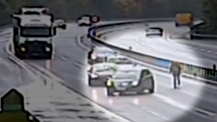 Man chases car on highway newday_00000000.jpg