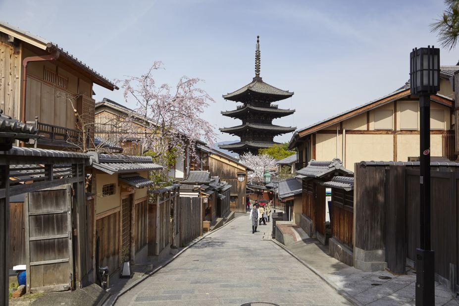 <strong>Sannenzaka:</strong> One of Kyoto's prettiest streets, Sannenzaka is a pedestrian-only lane leading to Kiyomizu temple. It's located in Higashiyama, one of the top places to see preserved Kyoto architecture.   