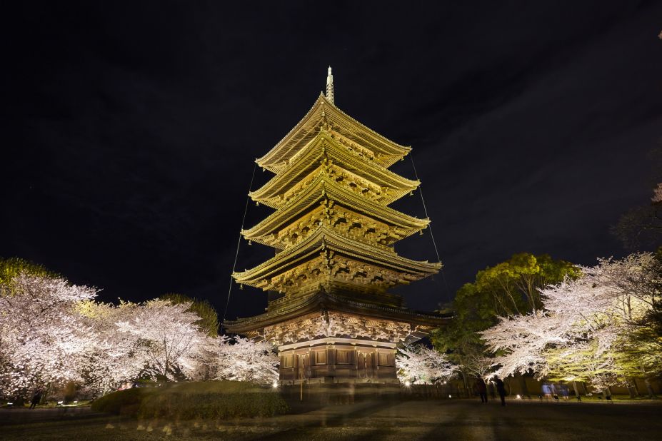 <strong>Toji Temple: </strong>Yet another Kyoto UNESCO-listed site, Toji Temple features Japan's highest pagoda. Standing 55 meters tall, this five-story wooden structure was founded in 794. The temple complex hosts a flea market on the 21st of every month. 