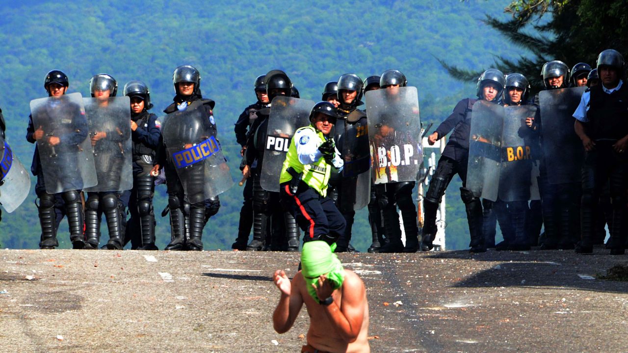 Riot police agents confront students opponent to Nicolas Maduro's government in San Cristobal, state of Tachira, Venezuela on October 24, 2016.