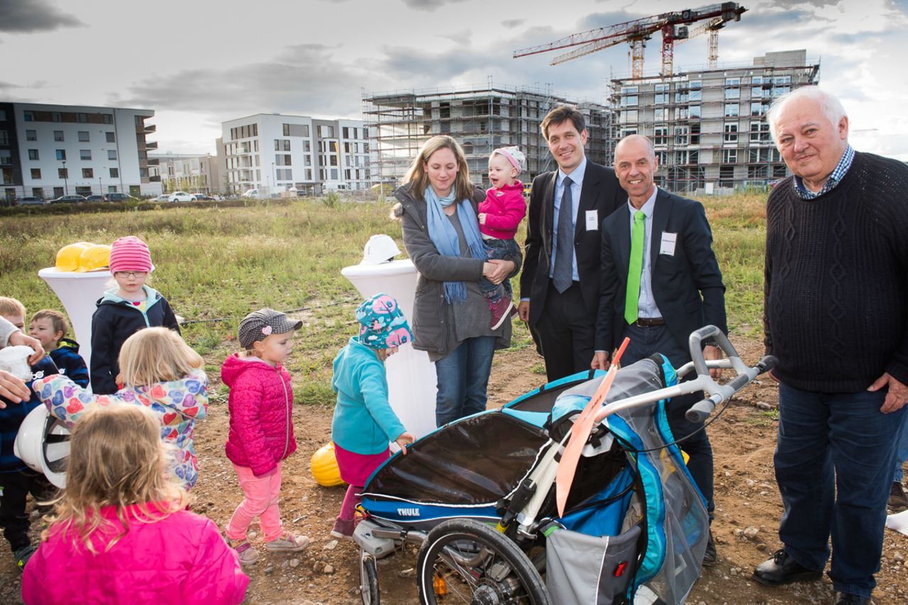 Wolfgang Frey (second right) with Heidelberg Mayor Jürgen Odszuck (center) and future residents the Schönau family at the topping out ceremony for Heidelberg village. 
