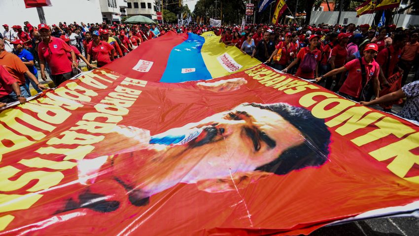 Supporters of Venezuelan President Nicolas Maduro hold a giant flag during a demonstration in Caracas on October 18, 2016.
Venezuela's Supreme Court has raised another obstacle to an opposition drive for a referendum on recalling leftist President Nicolas Maduro, who is blamed for a deepening economic and political crisis. / AFP / JUAN BARRETO        (Photo credit should read JUAN BARRETO/AFP/Getty Images)