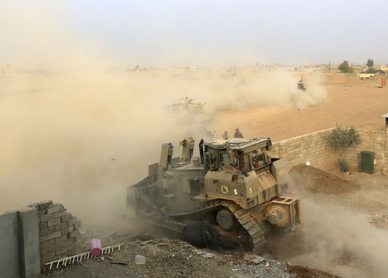 Iraq's counterterrorism forces advance toward ISIS positions in Tob Zawa on October 25.