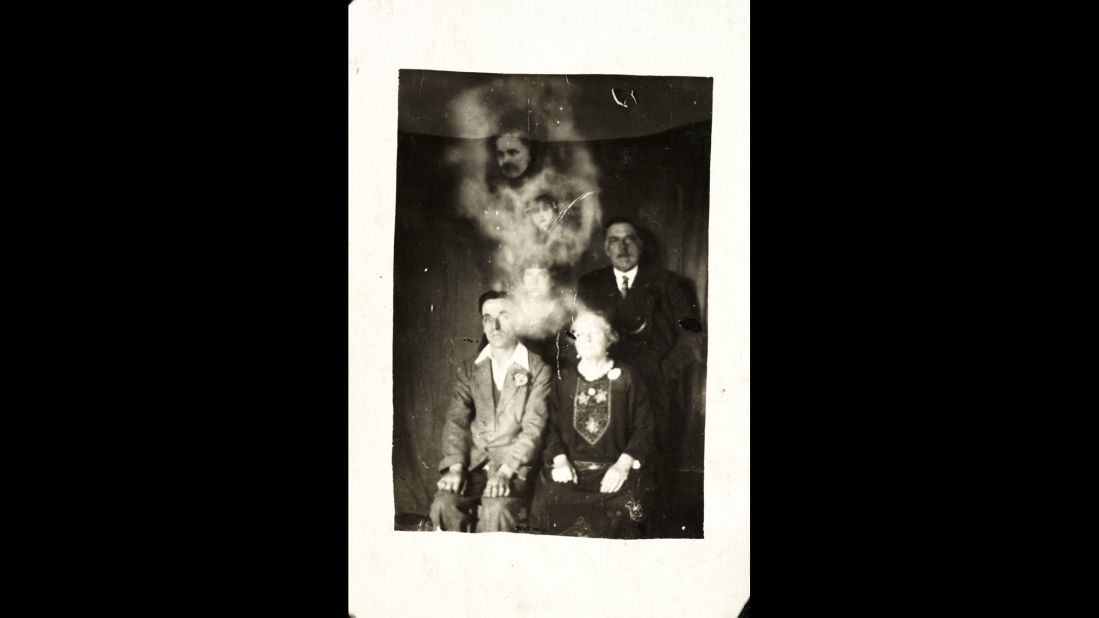 A "mist" shows two faces -- a man and a girl -- in this group photo.