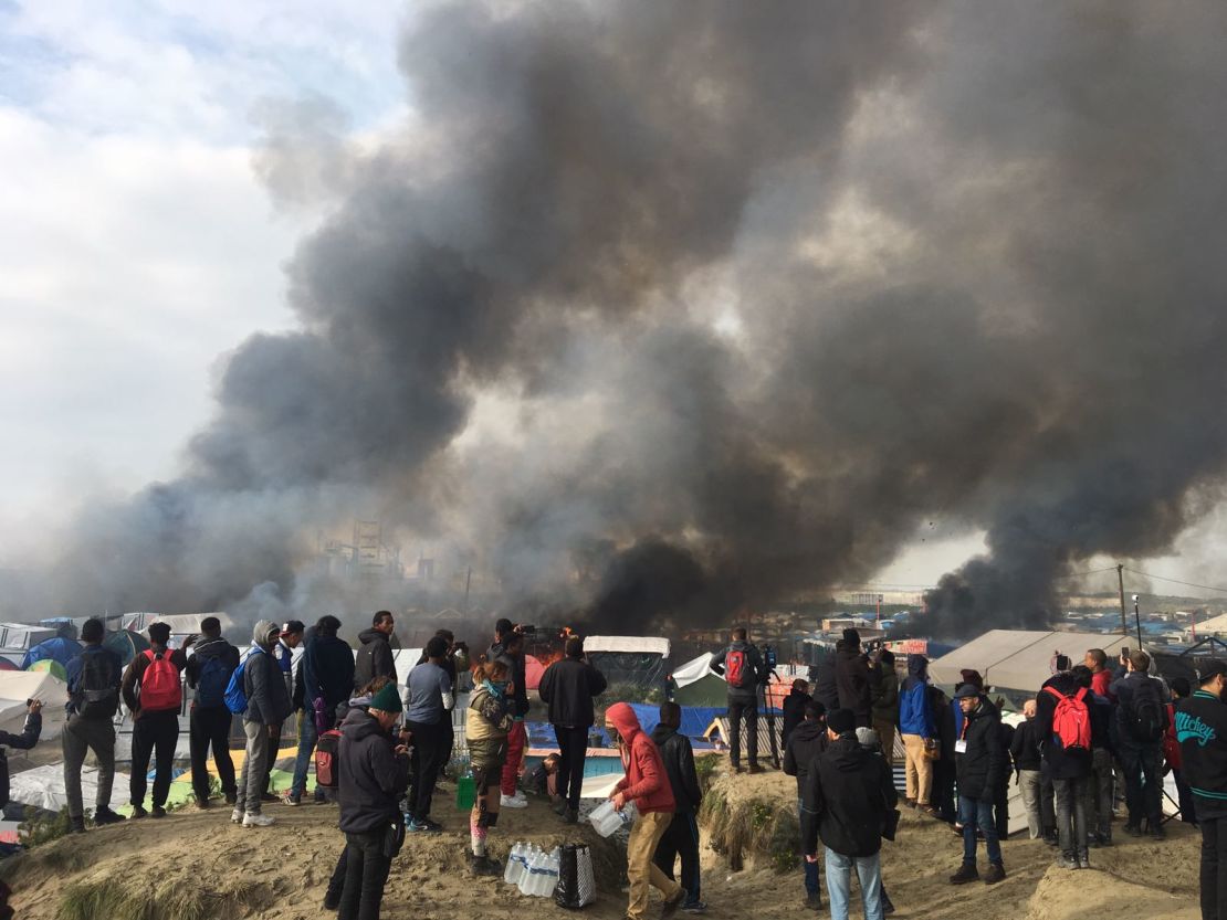 Calais jungle fires 2