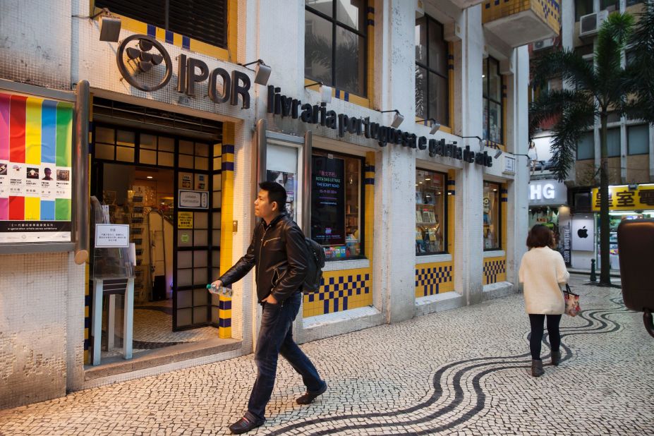 Livraria Portuguesa is located on Rus de São Domingos, a five-minute walk from the popular Largo do Senado -- or Senate Square. 