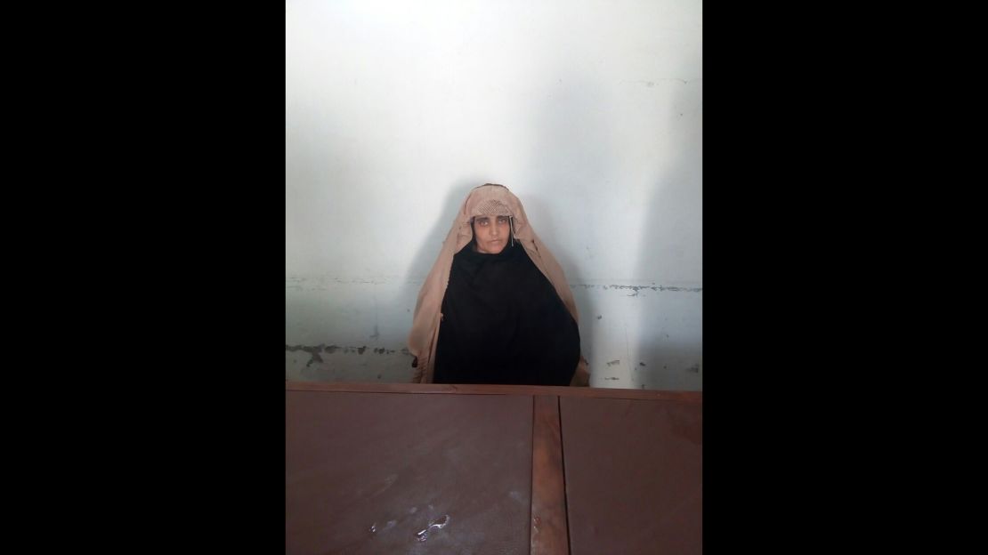 Sharbat Gula in the women's jail of Peshawar.