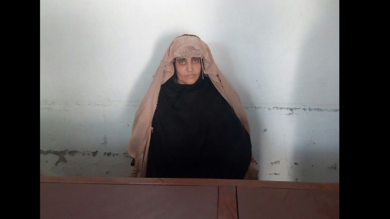 Sharbat Gula in the women's jail of Peshawar.