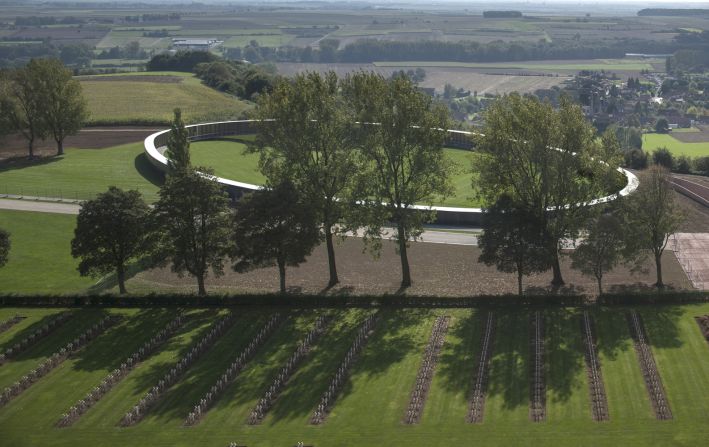 The Ring of Remembrance, International WWI Memorial of Notre-Dame-de-Lorette. Agence d'architecture Philippe Prost (AAPP). Ablain-Saint-Nazaire, France.(Photo: Aitor Ortiz)