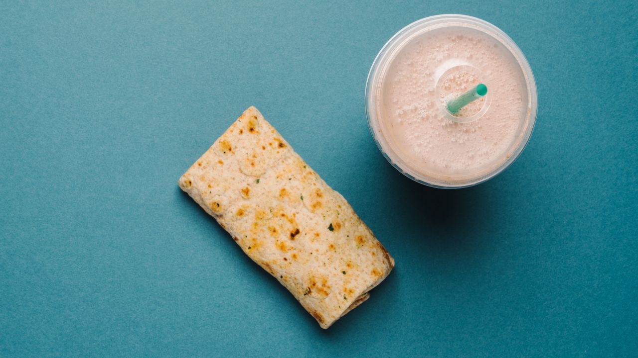 Starbucks' spinach, feta and cage-free egg white breakfast wrap offers 19 grams of protein and has plenty of carbs to fuel a light cardio workout. The strawberry smoothie with nonfat milk provides a generous amount of carbohydrates to replenish muscle glycogen stores, as well as 16 grams of protein, which provides amino acids for muscle building and repair.