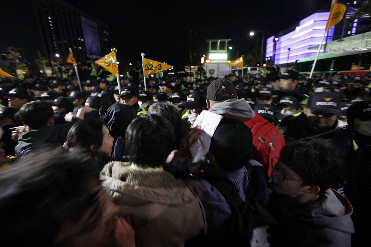 Thousands of South Koreans took to Seoul's streets to demand President Park Geun-hye step down in the wake of allegations that Park let her friend, Choi Soon-Sil, interfere in important state affairs. 