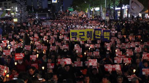 Thousands of South Koreans march to demand President Park Geun-hye to step down on October 29, 2016, Seoul.