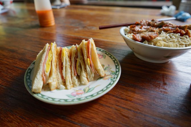 This secluded roadside cafe at an abandoned shipyard has no problem attracting crowds looking for a Cantonese comfort food fix.