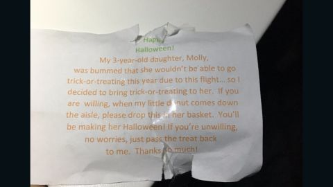 Trick-or-treat on a plane: Dad helps daughter enjoy in-flight Halloween ...