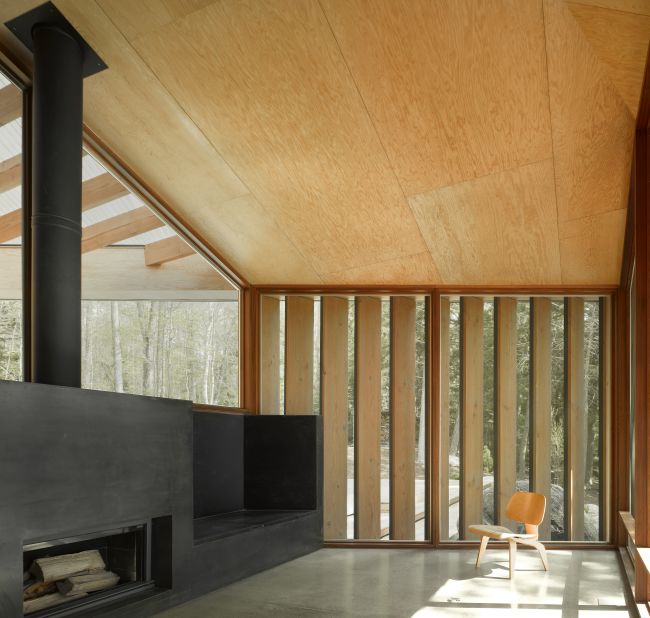 The architects used creative textures and materials, incorporating Douglas Fir, stained oak, concrete floors, black corrugated metal, and pine tar-painted cedar. 