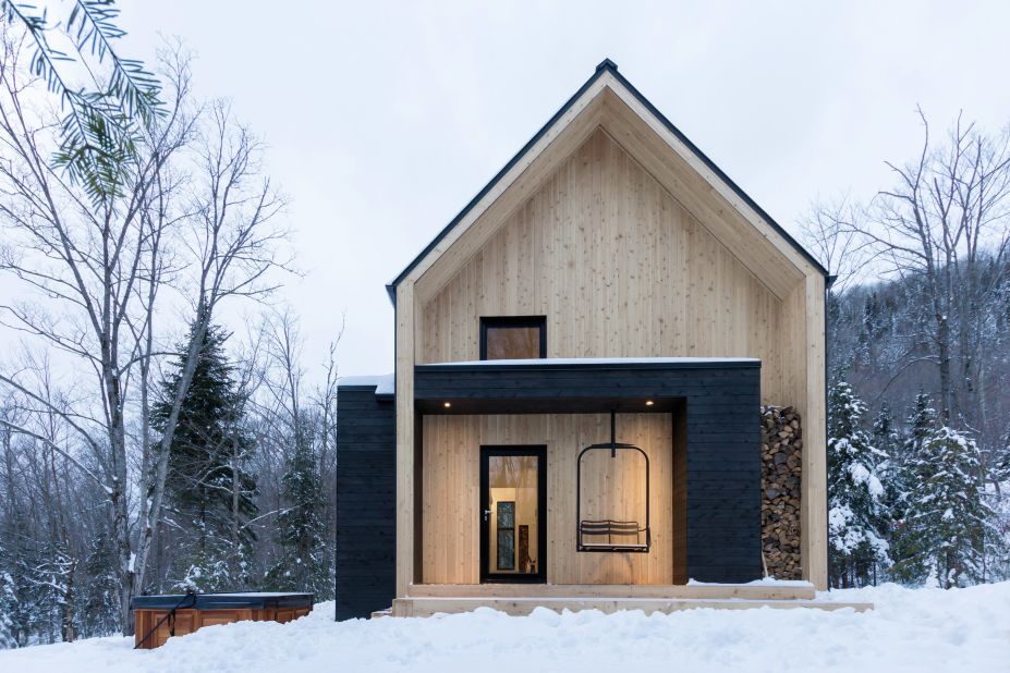Situated in Charlevoix, in eastern Quebec, Villa Boréale overlooks a wooded area and enjoys easy access to ski slopes. Designed by CARGO Architecture, the villa is set on a secluded slope, overlooking the mountainous landscape.