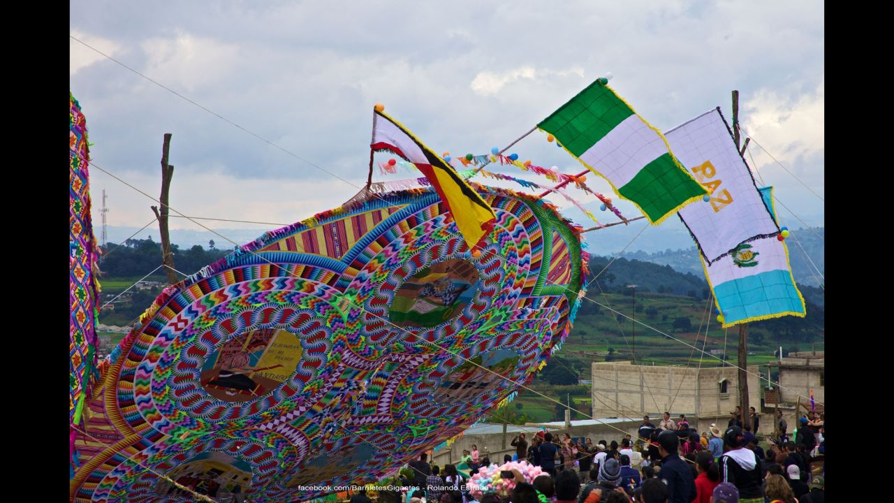 One of the greatest challenges is keeping the kites in the air, due to their weight and size. The largest kites have a diameter of 15 meters. Young men and children join together in teams to launch the kites and compete amicably with each other as everyone wants to keep their kite flying for as long as possible.
