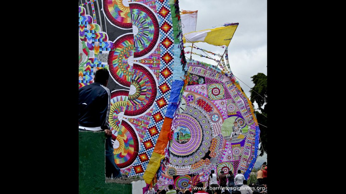 The main objective of the cultural and religious tradition is to honor the dearly departed in a spectacle of color and allow the younger generations to express their art by painting the giant kites.