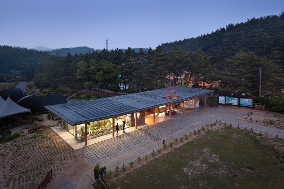 With its low ceiling, the building stays close to the ground and its surrounding landscape. The wooden columns and roof lines were inspired by hanok design. 