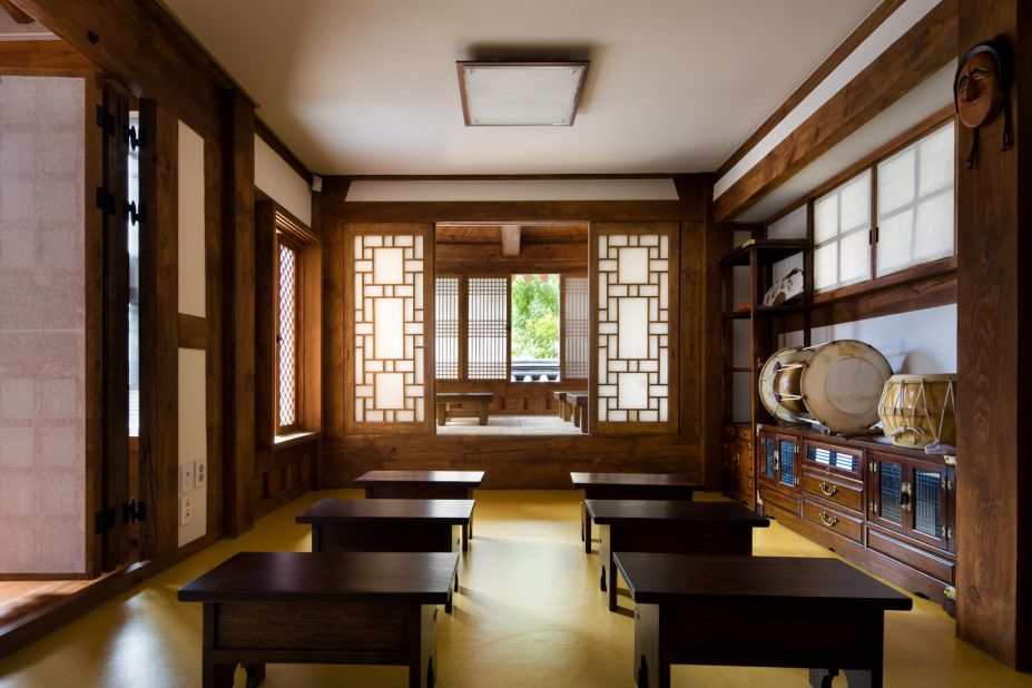 The architects ensured that the library's rooms offer the spaciousness that hanok design is known for.