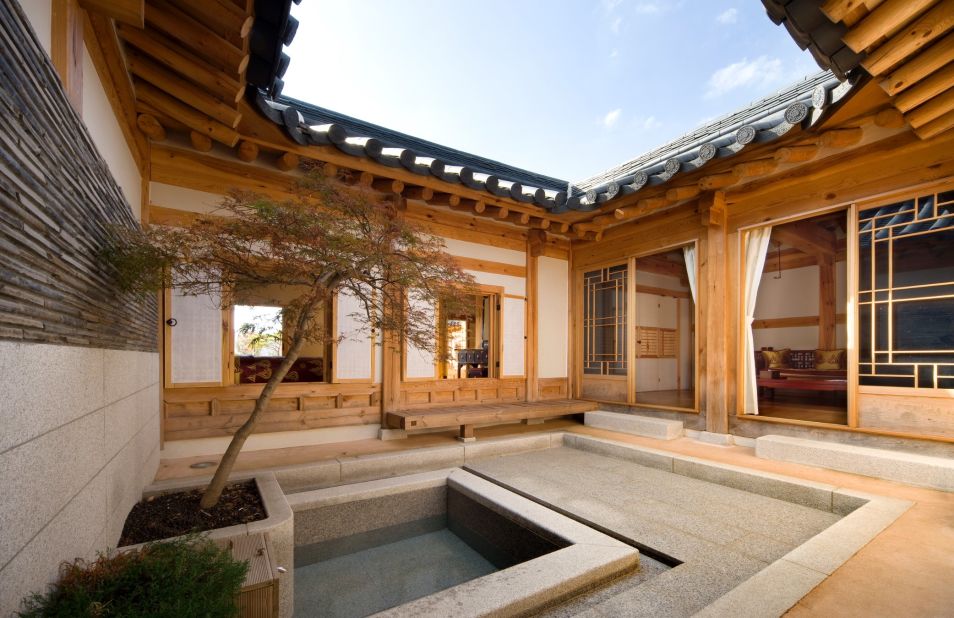 Private courtyards, one of the main characteristics of hanoks, feature prominently in the hotel. 